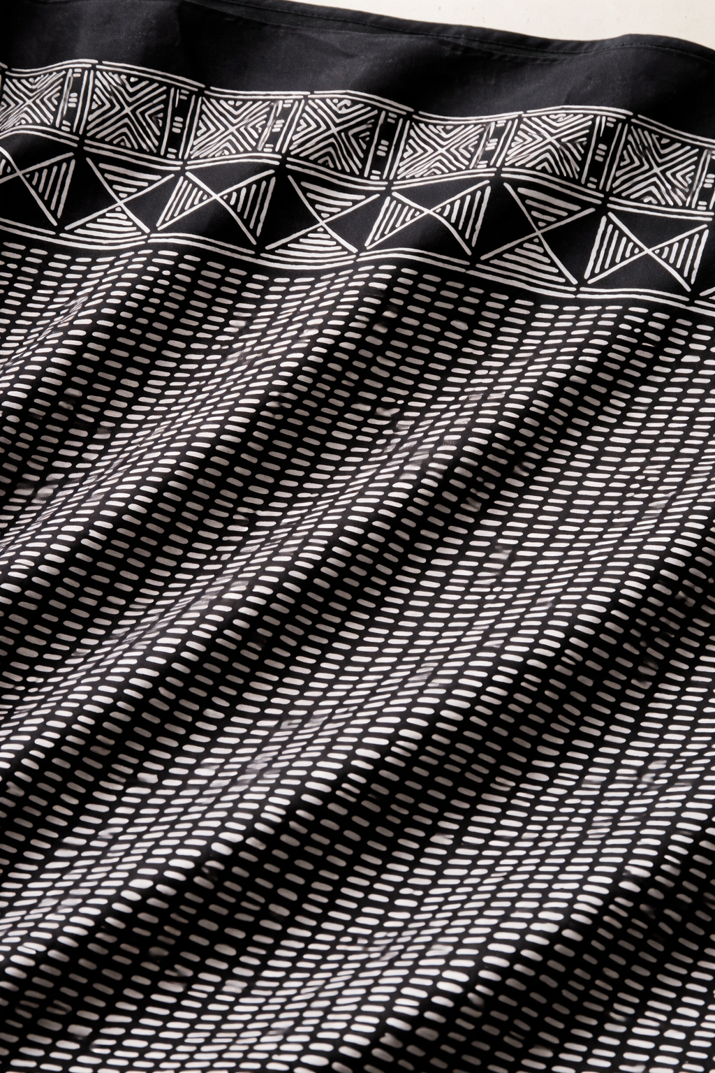 Monochrome Pulse - Satin